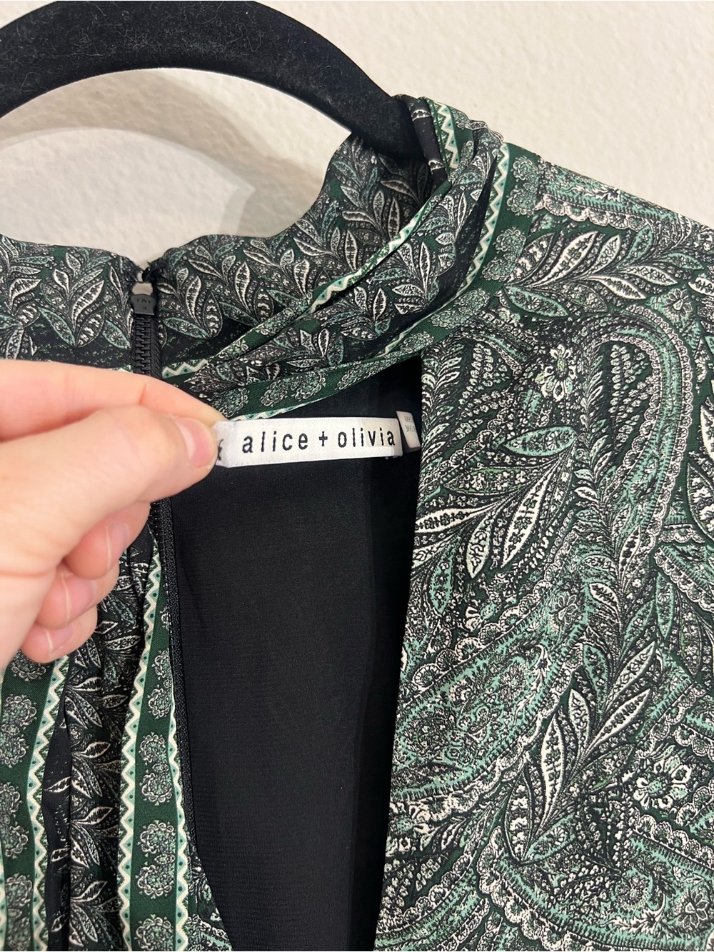 Alice & Olivia Tanisha long sleeve tie neck mini dress green paisley sz 14 - Picture 15 of 16
